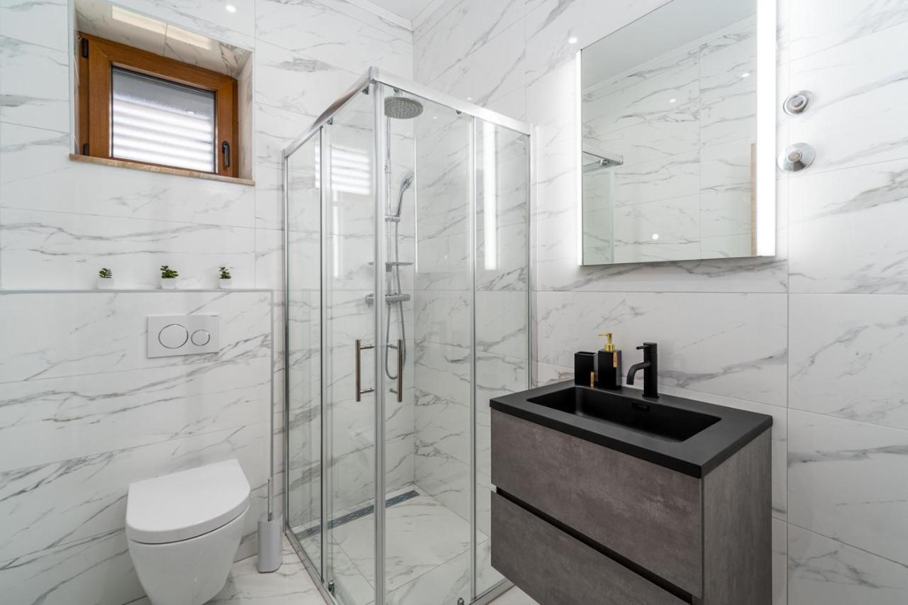 New! Promina Luxury Villa With 72Sqm Heated Pool, Jacuzzi, Infrared Sauna, Tennis Court, Media Room Bogatić Екстериор снимка