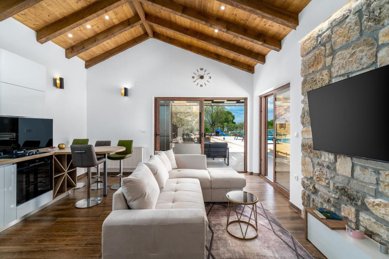 New! Promina Luxury Villa With 72Sqm Heated Pool, Jacuzzi, Infrared Sauna, Tennis Court, Media Room Bogatić Екстериор снимка