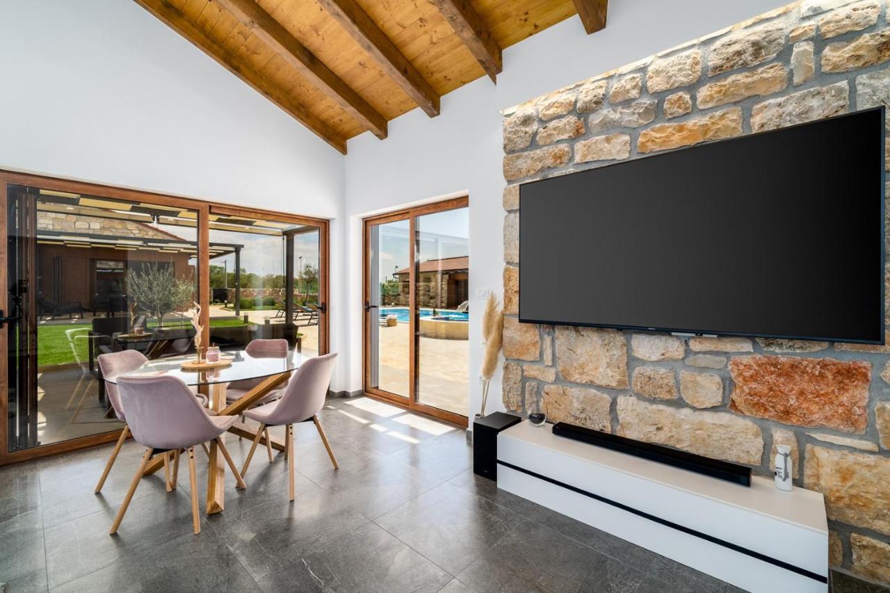 New! Promina Luxury Villa With 72Sqm Heated Pool, Jacuzzi, Infrared Sauna, Tennis Court, Media Room Bogatić Екстериор снимка